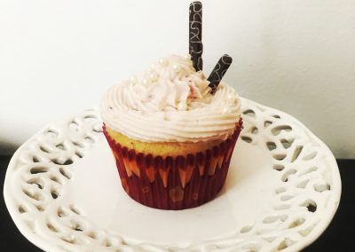 Decoração que também é saboreada. Pérolas de açúcar e tiras de chocolate na cobertura.