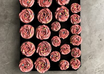 Inspirados no tema O Pequeno Príncipe. Cupcakes de rosas e estrelas.