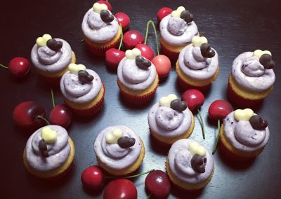 Mini-cupcakes de cereja com cobertura de creme com raspas de chocolate meio-amargo