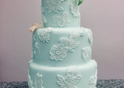 Renda e flores de açúcar foram escolhidas para este bolo de casamento.