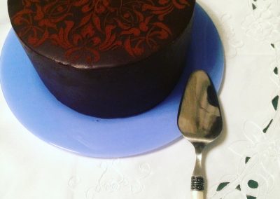 Bolo rico de chocolate meio-amargo, recheado e coberto por ganache de chocolate suíço.