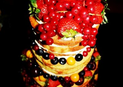 O queridinho Naked Cake com cascata de frutas vermelhas para os casamentos ao ar livre, uma ótima opção.