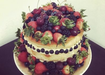 Bolo de aniversário para os dias quentes do verão, Naked Cake com recheio de creme de limão e decorado com frutas vermelhas.