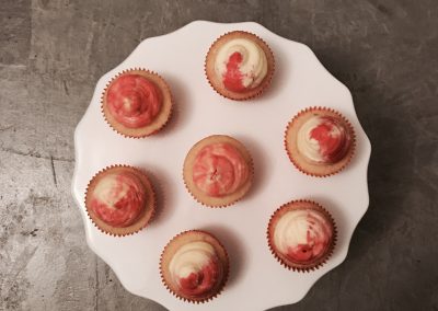 Mini-cupcakes de baunilha com cobertura de creme de morangos