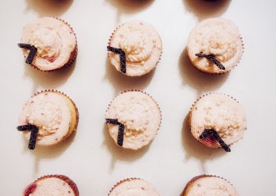 Cupcakes de limão siciliano, recheados com creme de limão com cobertura leve de creme de manteiga suíço