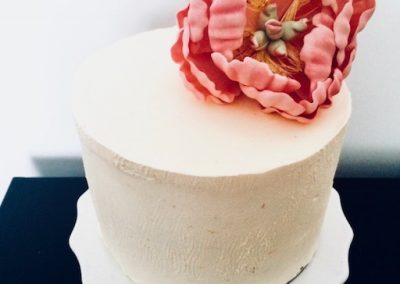 Bolo de noivado decorado com flor de peônia.